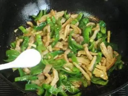 Make Sauteed pork with green pepper and shredded beans step 7