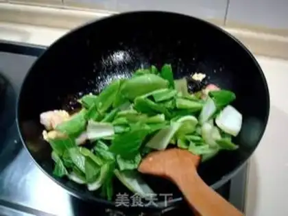 Make stir-fried fungus with shrimp with eggs step 6