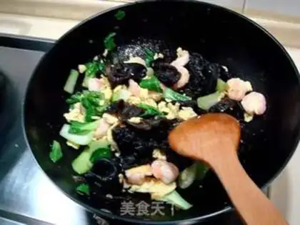 Make stir-fried fungus with shrimp with eggs step 7