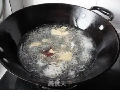 Make loofah and preserved egg noodles step 3
