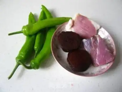 Make Hui tea dried green pepper shredded pork step 0