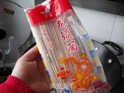 Make loofah and preserved egg noodles step 4