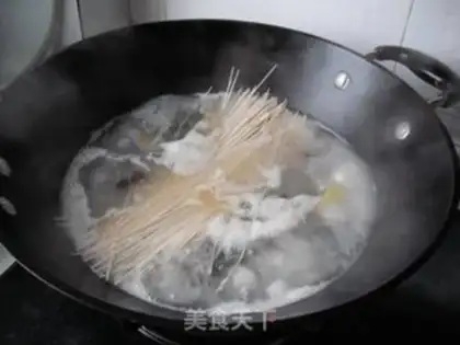 Make loofah and preserved egg noodles step 5
