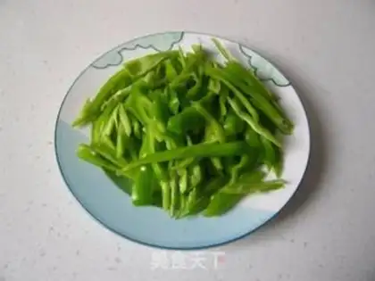 Make Hui tea dried green pepper shredded pork step 2