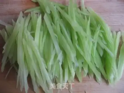 Make Fried shredded bamboo shoots step 1
