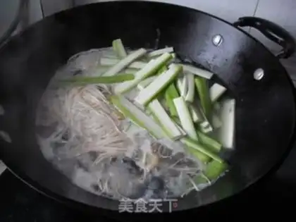 Make loofah and preserved egg noodles step 6