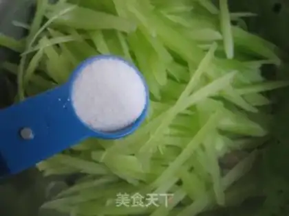 Make Fried shredded bamboo shoots step 2