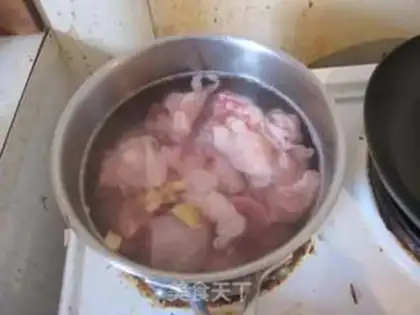 Make Braised chicken with tea tree mushroom step 2