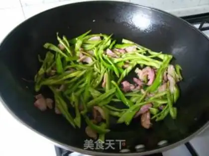 Make Hui tea dried green pepper shredded pork step 8