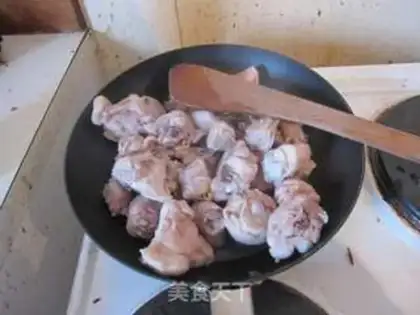 Make Braised chicken with tea tree mushroom step 3