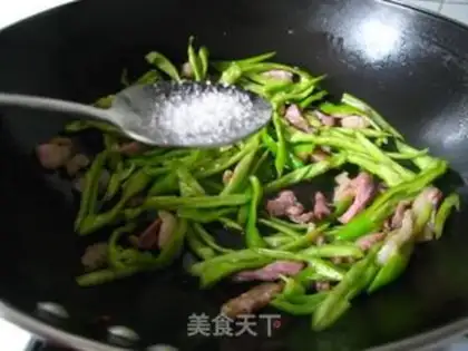 Make Hui tea dried green pepper shredded pork step 9