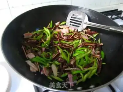 Make Hui tea dried green pepper shredded pork step 10