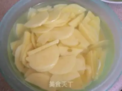 Make Fried potatoes with sliced pork slices with green pepper step 2