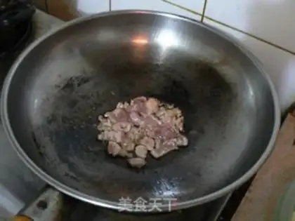 Make Fried potatoes with sliced pork slices with green pepper step 3