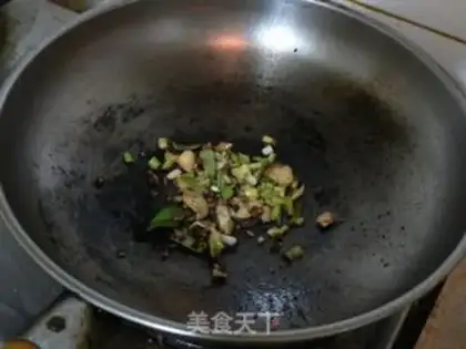 Make Fried potatoes with sliced pork slices with green pepper step 5