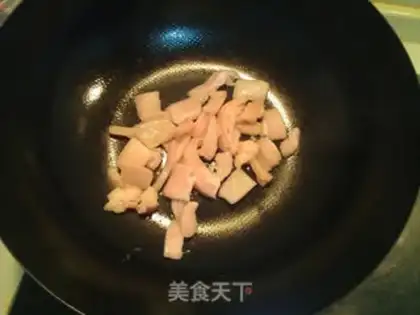 Make Fried potatoes with sliced pork slices with green pepper step 6