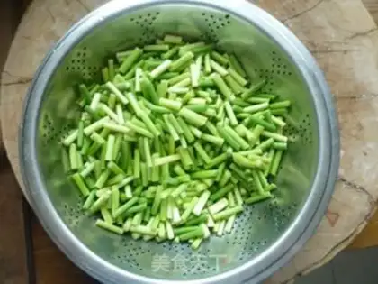 Make Scrambled eggs with garlic sprouts step 0