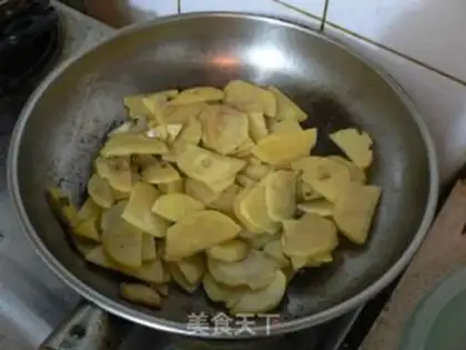 Make Fried potatoes with sliced pork slices with green pepper step 7