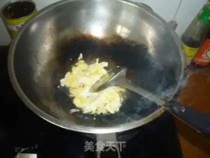 Make Scrambled eggs with garlic sprouts step 1