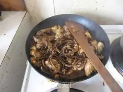 Make Braised chicken with tea tree mushroom step 11