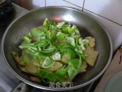 Make Fried potatoes with sliced pork slices with green pepper step 8