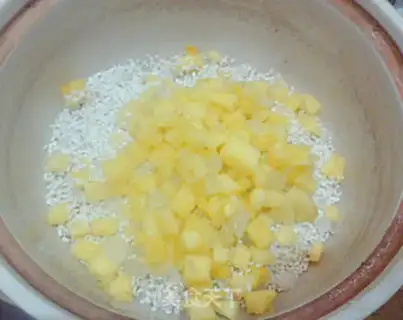 Make Pineapple glutinous rice porridge step 2