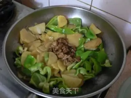 Make Fried potatoes with sliced pork slices with green pepper step 9