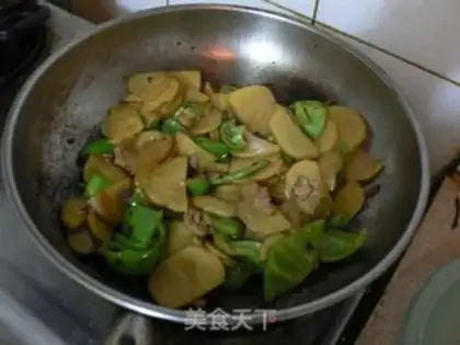 Make Fried potatoes with sliced pork slices with green pepper step 10