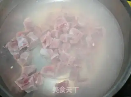 Make Curried beef with coconut milk step 1