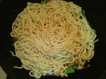 Make Doujiao braised noodles step 6