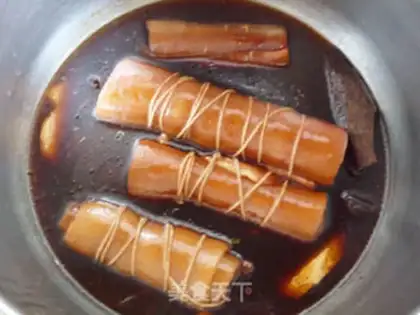 Make Red yeast paste meat roll step 5