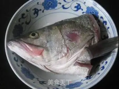 Make Spring bamboo shoots, tofu and perch head soup step 1