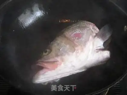 Make Spring bamboo shoots, tofu and perch head soup step 2