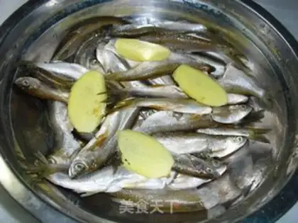 Make fried small fish step 1