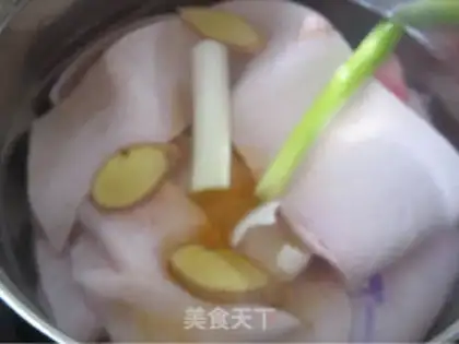 Make Crystal pig skin jelly step 1