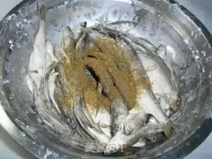 Make fried small fish step 3