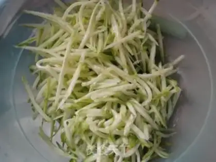 Make Cold noodles with Chinese toon and sesame sauce step 2