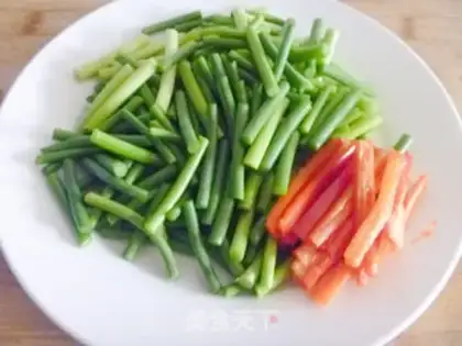Make stir-fried shredded pork with garlic sprouts step 0