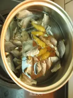 Make pickled vegetable, salted fish and vermicelli pot step 1