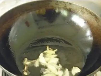 Make stir-fried shredded pork with garlic sprouts step 2