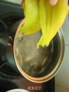 Make pickled vegetable, salted fish and vermicelli pot step 4