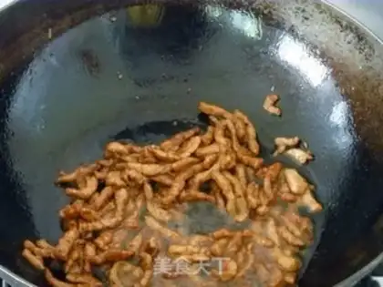 Make stir-fried shredded pork with garlic sprouts step 3