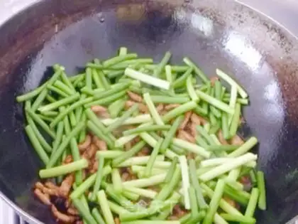 Make stir-fried shredded pork with garlic sprouts step 4