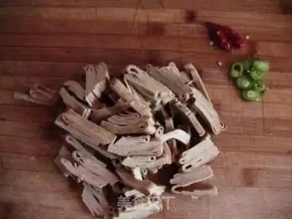 Make stir-fried bean sprouts with dried tofu step 1