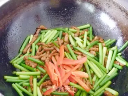 Make stir-fried shredded pork with garlic sprouts step 5