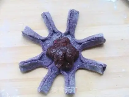 Make Black rice bean paste and chrysanthemum bun step 7