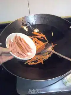 Make stir-fried three shredded cabbage step 4