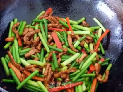 Make stir-fried shredded pork with garlic sprouts step 6