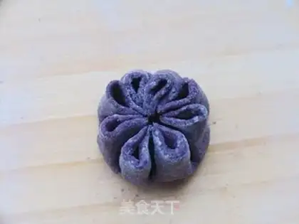 Make Black rice bean paste and chrysanthemum bun step 8