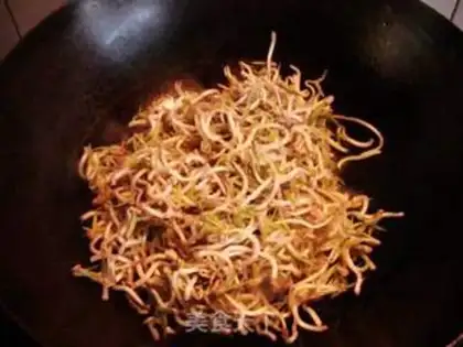 Make stir-fried bean sprouts with dried tofu step 3